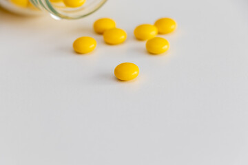 テーブルの上にこぼれた黄色の飲み薬