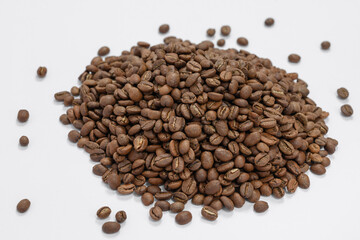 Obraz premium A pile of coffee beans on a white background, place for advertising.
