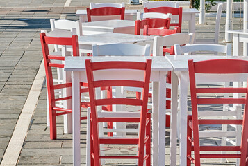 Warten auf Touristen, Tisch und Stühle einer Taverne,  Peloponnes, Griechenland
