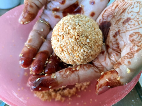 Indian white sesame seeds sweet or tilgul laddu, made up of jaggery and sesame seeds, hand made, round, indian sweet on Makar Sankranti festival
