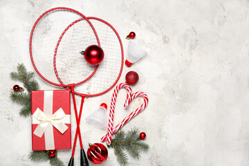 Badminton rackets with shuttlecocks, Christmas decor and gift on grunge background - obrazy, fototapety, plakaty