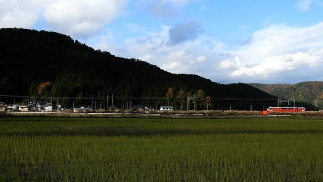 冬の到来を前に北陸本線を試運転するキヤ143形気動車
