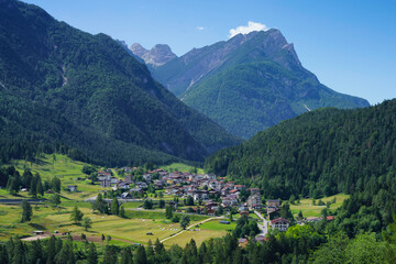 Fototapeta na wymiar Mountain landscape at Pieve di Cadore, on the cycleway