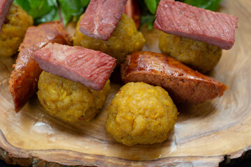 albondigas de carne con chorizo y salchicas en tabla de picada