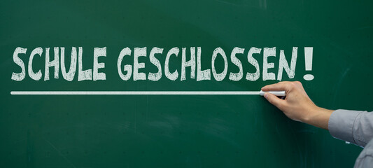 LEHRERMANGEL an deutschen Schulen - Grüne Schultafel in Klassenzimmer mit der Aufschrift: SCHULE...