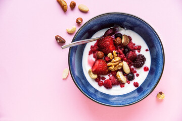 Joghurt mit Früchten und Nüssen