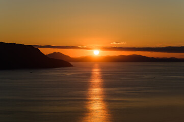 日本海の夕陽が沈む風景シーン