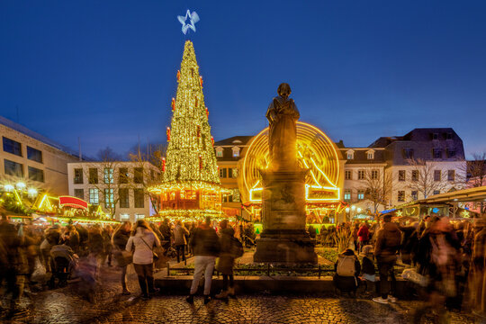 Beethoven und der Weihnachtsmarkt auf dem Münsterplatz in Bonn