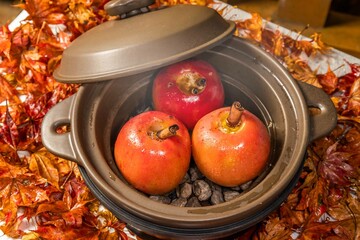 焼きりんご　Apple baked in the Dutch oven 
