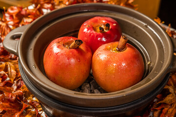 焼きりんご　Apple baked in the Dutch oven 