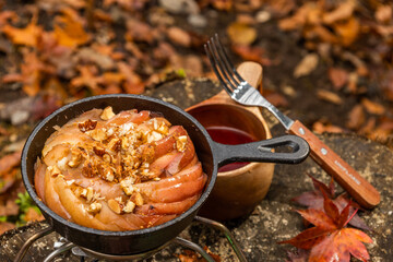 焼きりんご　Apple baked in the Dutch oven 