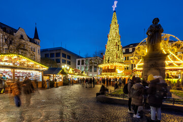 Fototapeta premium Weihnachstmarkt in Bonn am Beethoven-Denkmal
