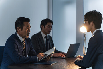 取り調べする刑事と容疑者