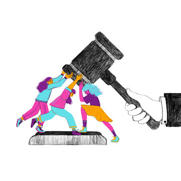 Tres mujeres levantando un martillo de juez