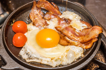 ベーコンエッグ　 Bacon and eggs and iron pan