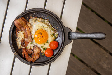ベーコンエッグ　 Bacon and eggs and iron pan