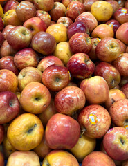 APPLES CLOSEUP IN A MARKET