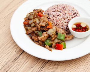 Brown rice with stir fried pork, bell pepper and onion and black pepper sauce, Healthy Thai food