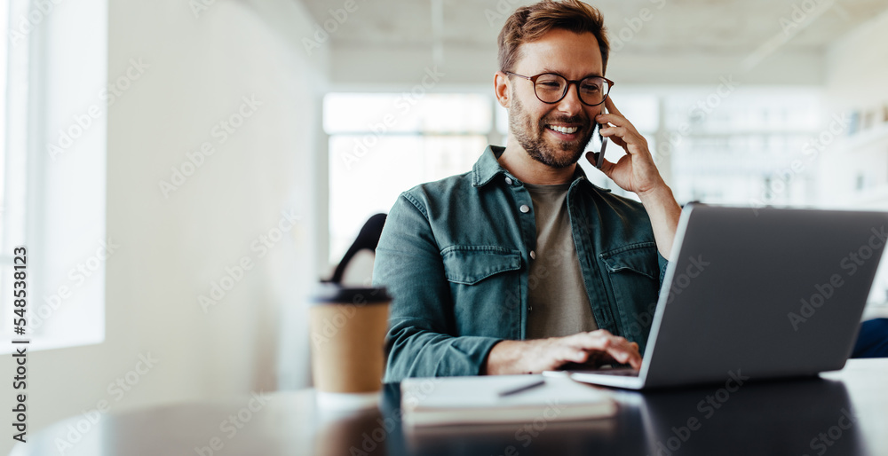 Aufkleber software designer speaking to his client on the phone in an office