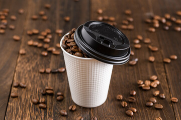 紙コップとコーヒー豆
