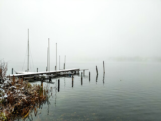 ein nebliger Tag am See im Herbst