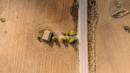 Tomas aereas de zona campestre junto a motañas y parque natural al atardecer 