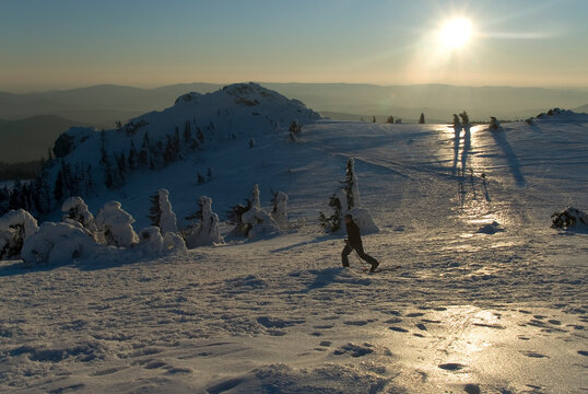 Wintersportler bei einer abendlichen Skitour am Großen Arber im bayerischen Wald