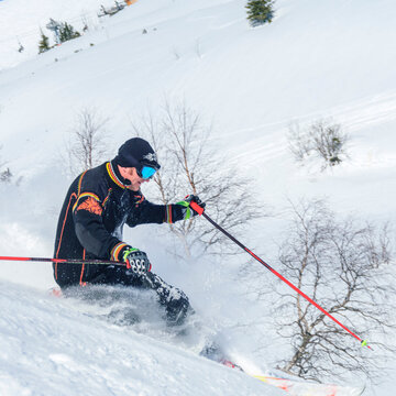 gekonnt Telemark-Skifahren im freien Gelände
