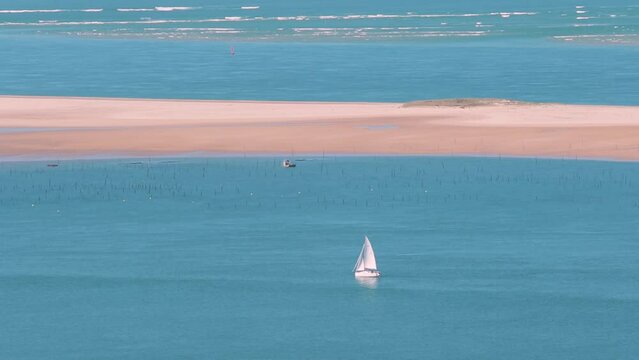 L'océan Atlantique au bassin d'Arcachon avec un voilier - Gironde France