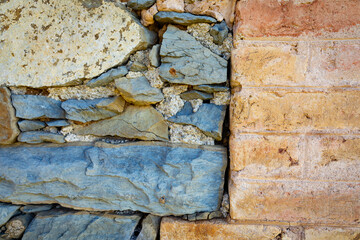 Pared de piedra y ladrillo