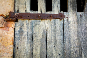 Bisagra oxidada y textura de una puerta de madera desgastada por el tiempo