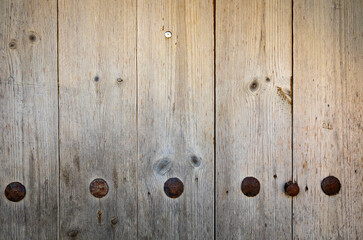 Textura de una puerta de madera desgastada por el tiempo
