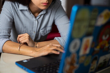 Mujer trabajando en computadora - Woman working on laptop