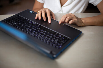 Mujer trabajando en computadora - Woman working on laptop
