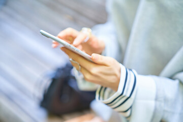 スマートフォンの画面を見る女性