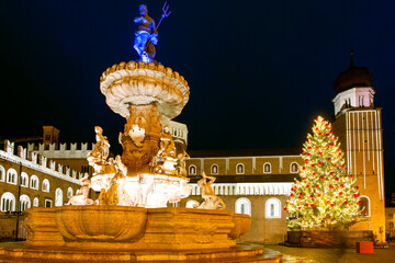 Albero di Natale e fontana in piazza del Duomo a Trento - 548567710