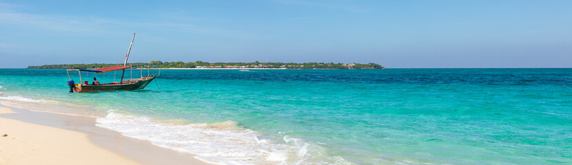 Sandbank in der Menai-Bay auf der Insel Sansibar, Dhow am Strand im türkisblaues Wasser und blauer...