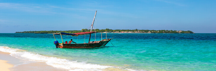Sansibar, Dhow an einer Sandbank in der Menai Bay mit schönem Sandstrand und türkisblaues Wasser...