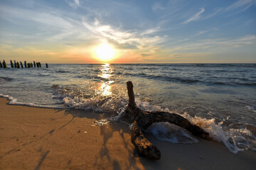 Konar na plaży morza Bałtyckiego przy zachodzie słońca 