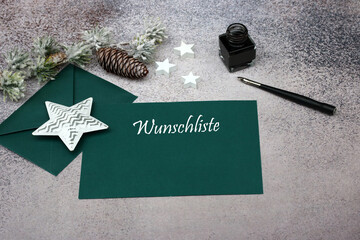 Wunschliste für Weihnachten mit Tinte, Füller und Weihnachtsdekoration.