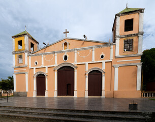 Frontis de la iglesia católica de la ciudad de Moyogalpa en la isla de Ometepe, Nicaragua