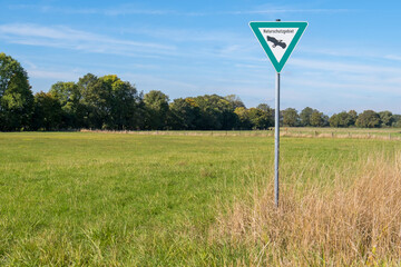 Schild mit Aufschrift 
