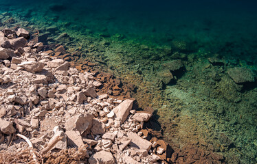 lac bleu turquoise, et sa roche, 