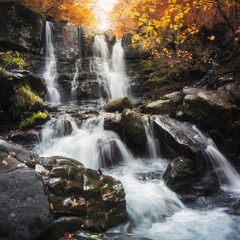 La magia dell'autunno alle Cascate del Dardagna, parco regionale del Corno alle Scale, Appennino...