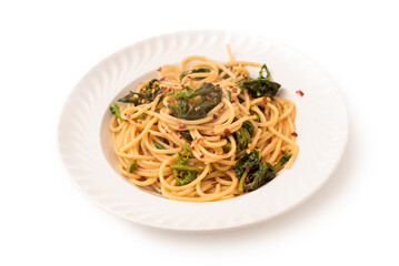 Piatto di deliziosi spaghetti piccanti con cime di rapa, olio di oliva e peperoncino, cibo italiano 