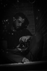 Obraz na płótnie Canvas man in black room with camera