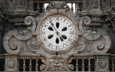 Fototapeta na wymiar Reloj en la torre de la catedral de Santiago de Compostela.