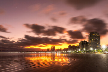 Imagens da praia no por do sol litoral paulista
