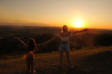 mãe e filha liberdade para viver no alto da montanha por do sol lindo 