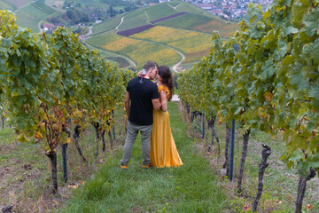 Fototapeta premium Glückliches Paar am Wein trinken in den Weinbergen